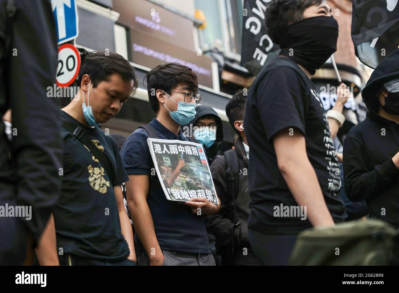 Simon Cheng, ex funzionario commerciale e d'investimento dell'Ambasciata britannica a Hong Kong, partecipa alla manifestazione. Hongkongers ha tenuto manifestazioni in dieci diverse città del Regno Unito per protestare contro il primo anniversario della promulgazione della legge sulla sicurezza nazionale di Hong Kong e il centenario del Partito comunista cinese. A Londra, i partecipanti si sono riuniti fuori dall'ambasciata cinese e hanno marciato verso Chinatown, dove si è svolto l'evento principale. Le folle poi si trasferirono all'Hong Kong Economic and Trade Office e impostarono le svasature fumose all'esterno come un segno simbolico di maledire il Foto Stock