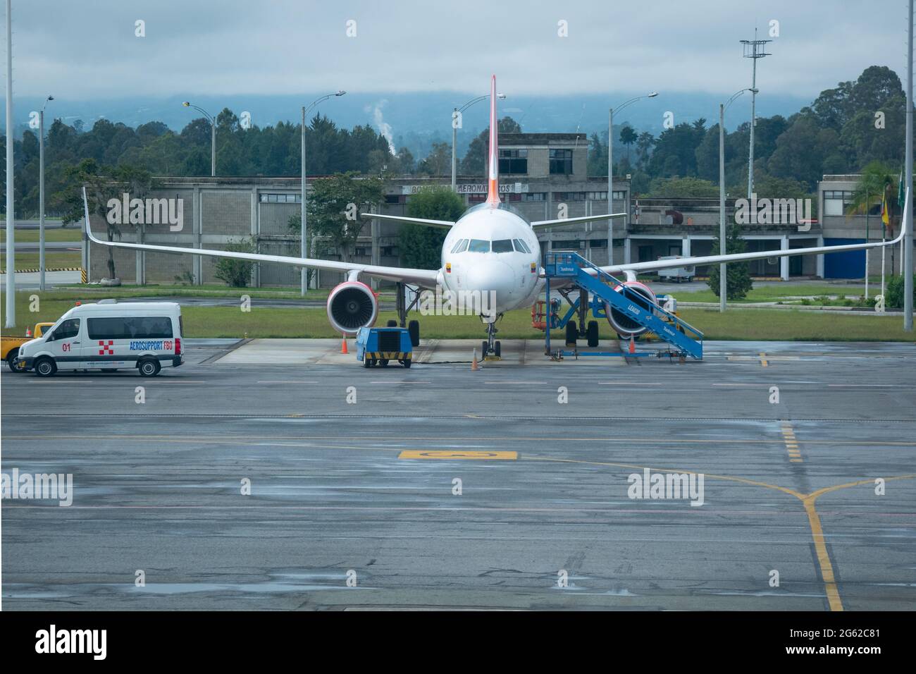 Medellin, Antioquia, Colombia - 17 2021 maggio: Aereo accanto a una scala blu all'aeroporto Jose Maria Cordova al mattino Foto Stock