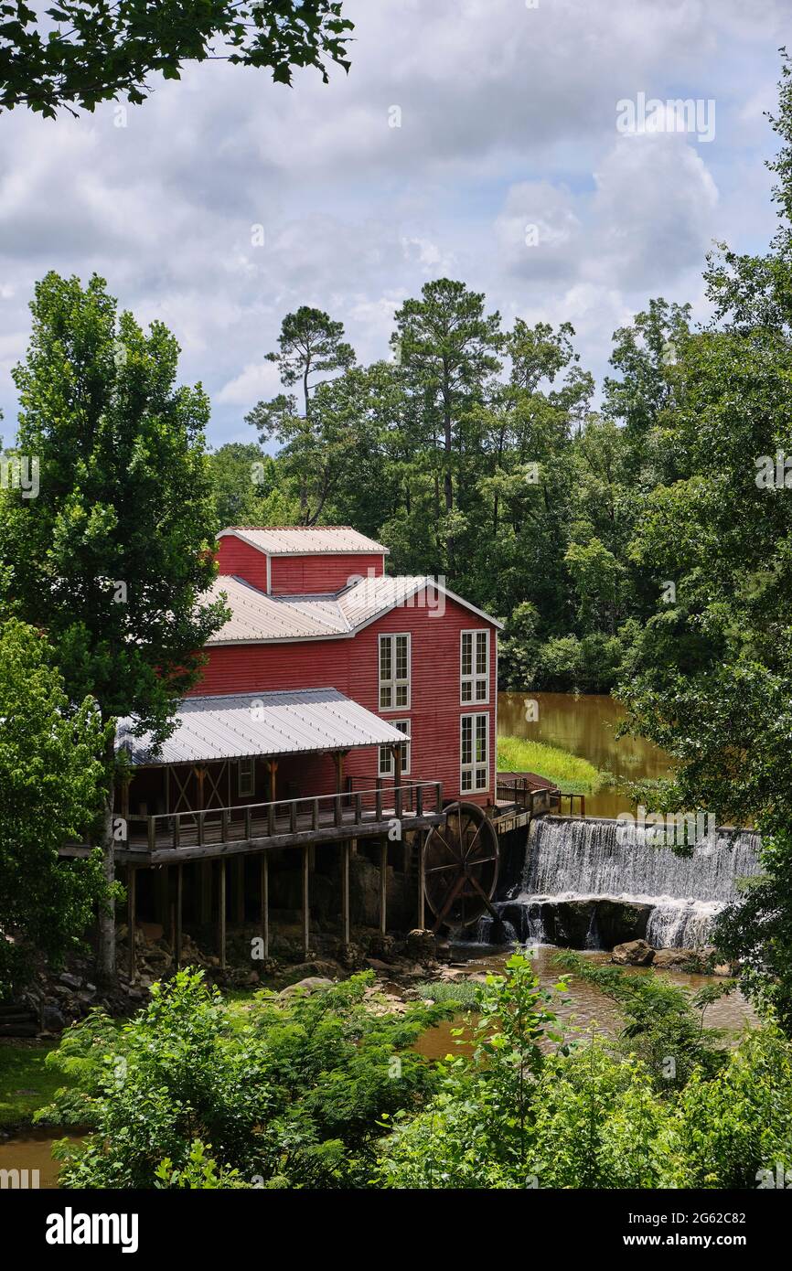 Yellowleaf Mill, un vecchio mulino di grist restaurato sul Yellow Leaf Creek, nella contea di Chilton Alabama, Stati Uniti. Foto Stock