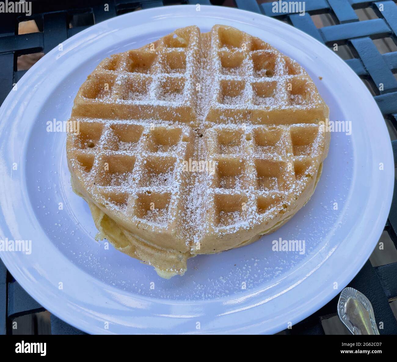 Delizioso waffle dal sapore fruttato è croccante e croccante all'esterno e morbido all'interno. Foto Stock