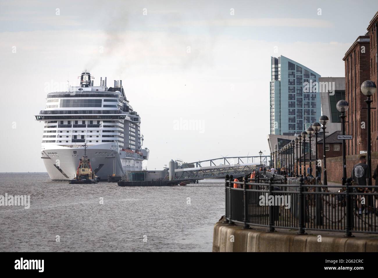 La nave da crociera MSC Virtuosa si prepara a navigare da Liverpool durante il suo primo viaggio intorno alle isole britanniche Foto Stock