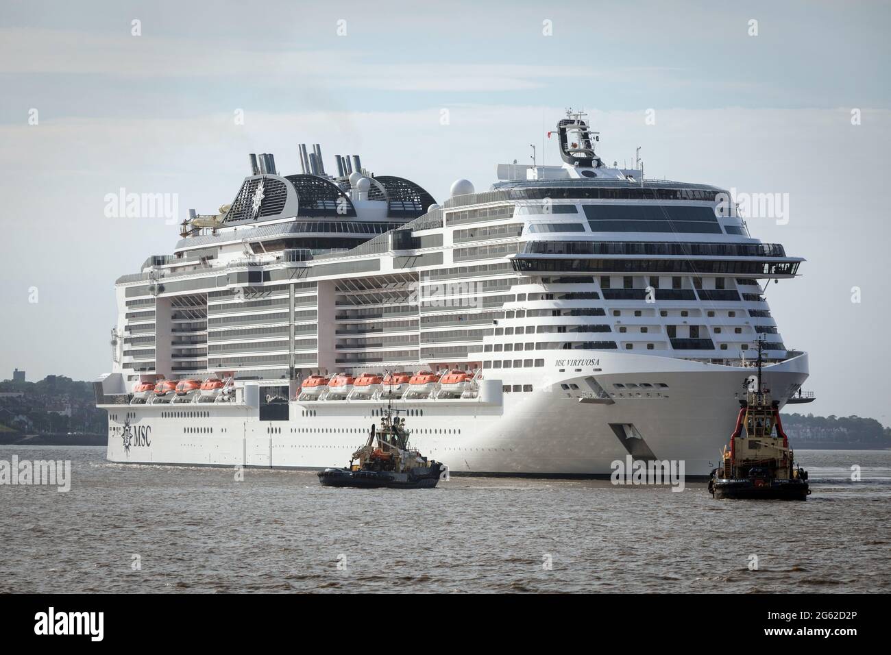 La nave da crociera MSC Virtuosa si prepara a navigare da Liverpool durante il suo primo viaggio intorno alle isole britanniche Foto Stock
