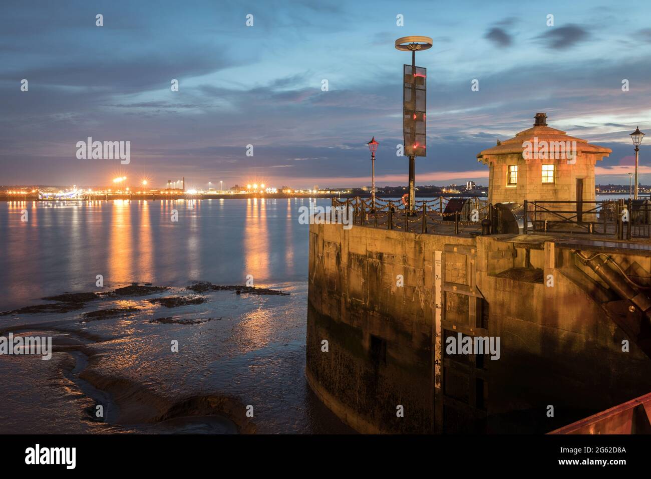 Vista sul fiume Mersey dal molo Canning di Pier Head Foto Stock