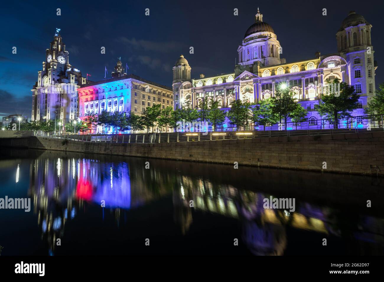 I tre edifici Graces presso il molo di Liverpool: Da sinistra, Royal Liver Building, Cunard Building e Port of Liverpool Building Foto Stock