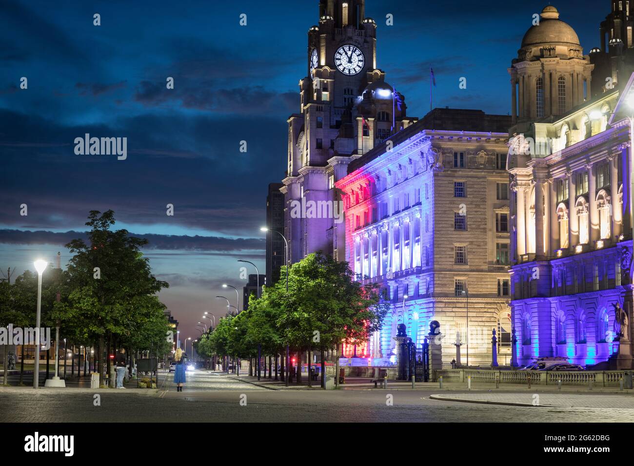 I tre edifici Graces presso il molo di Liverpool, di notte: Da sinistra, Royal Liver Building, Cunard Building e Port of Liverpool Building Foto Stock