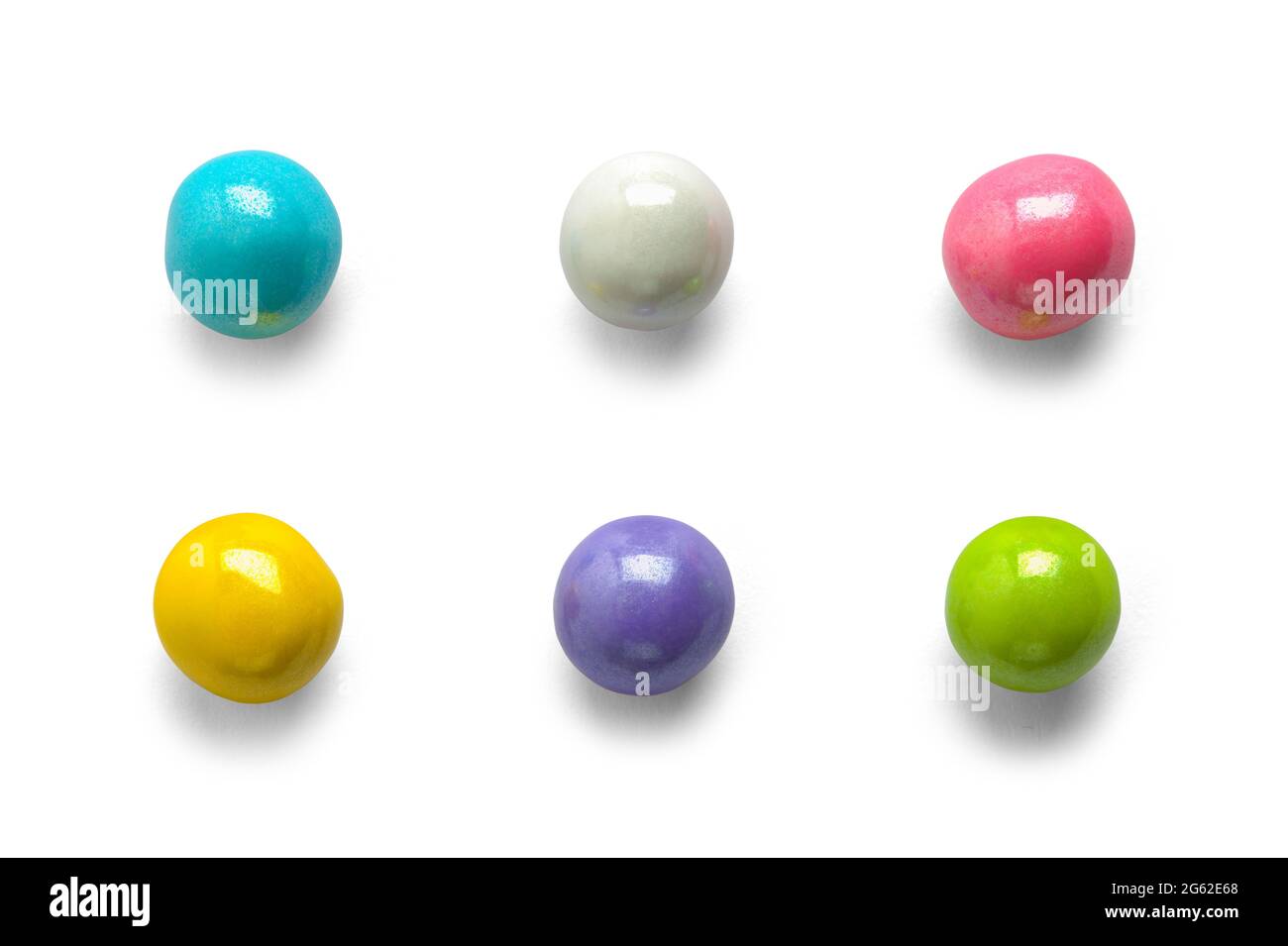 Palline immerse al cioccolato al latte tagliate in bianco. Foto Stock