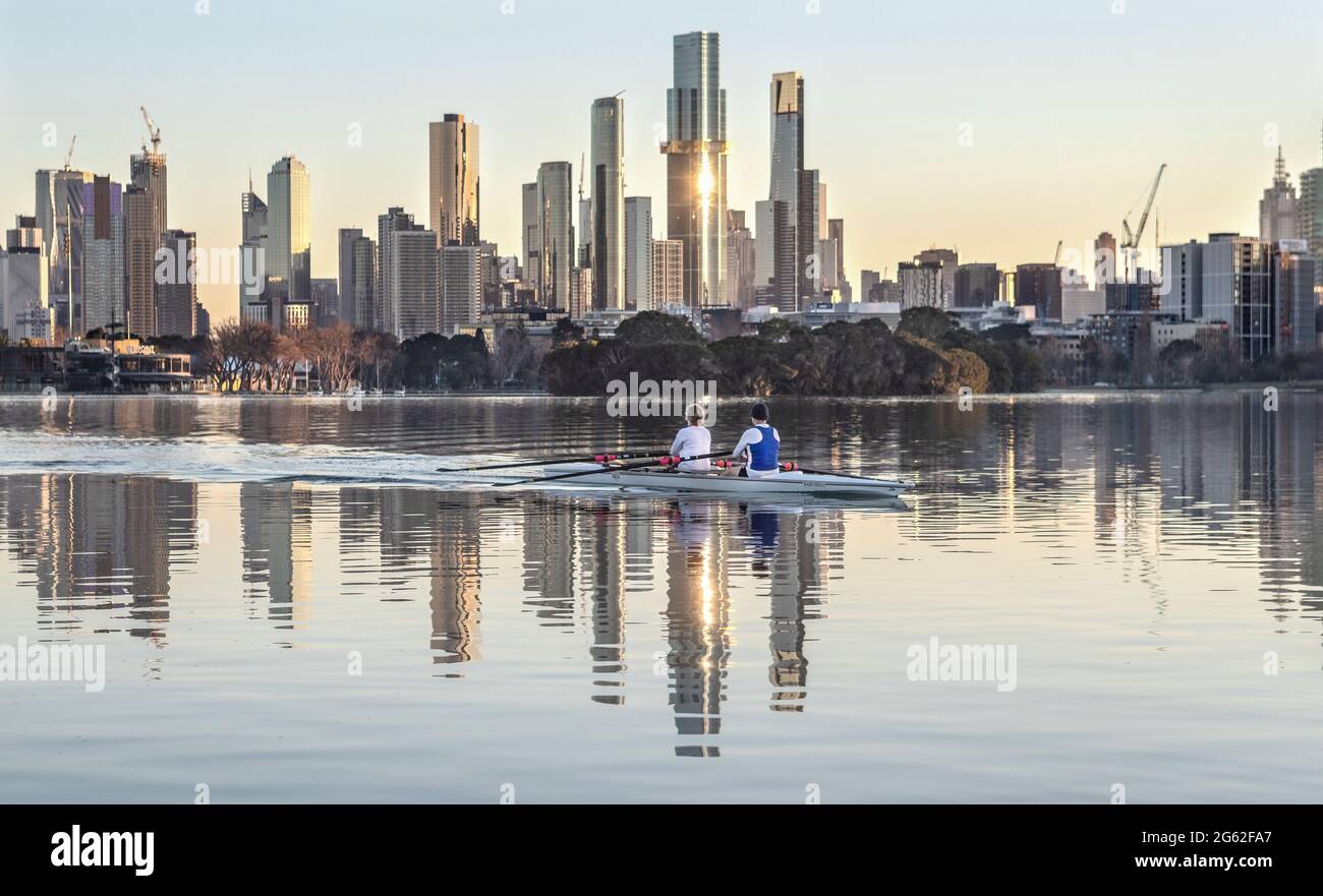 Melbourne Australia. Vogatori sul lago Albert Park con lo skyline di Melbourne sullo sfondo. Foto Stock