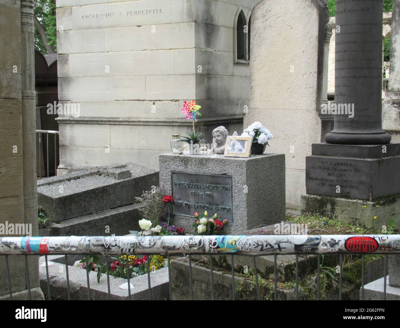 Parigi, Francia. 01 luglio 2021. La tomba del musicista rock americano James Douglas 'Jim' Morrison al cimitero di Pere Lachaise. La sua morte precoce a 27 anni gli fece un mito che vive ancora oggi. Il 03.07.2021, i fan di tutto il mondo celebreranno il 50° anniversario della morte del leggendario cantante statunitense. Credit: Sabine Glaubitz/dpa/Alamy Live News Foto Stock