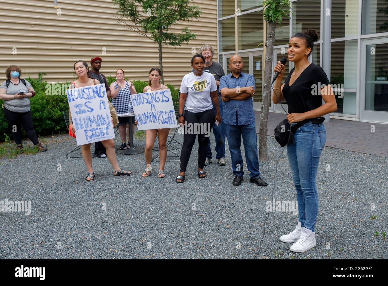 Morgan Harper parla rapidamente a un raduno per i diritti immobiliari prima di cedere il microfono.membri della comunità di Columbus, attivisti e politici sono venuti tutti a sostenere la riforma degli alloggi a Columbus, Ohio, presso il Greater Columbus Convention Center. La protesta è stata in reazione alla moratoria dello sfratto che è stata prevista per la fine di giugno, ma è stata prorogata per un altro mese. Il Greater Columbus Convention Center è stato scelto come luogo di protesta, perché è stato il luogo di audizioni di sfratto durante la pandemia. I partecipanti e i relatori alla protesta hanno visto l'estensione del Foto Stock