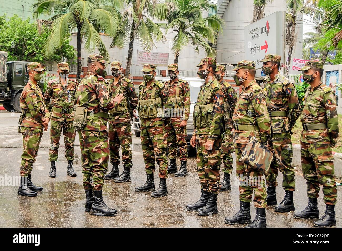 Chittagong, Bangladesh. 01 luglio 2021. I soldati dell'esercito del Bangladesh si preparano a pattugliare le strade di Chittagong durante il lockdown.il governo del Bangladesh ha annunciato un rigido blocco per contenere la diffusione del coronavirus Covid-19. (Foto di Dey Joy/SOPA Images/Sipa USA) Credit: Sipa USA/Alamy Live News Foto Stock