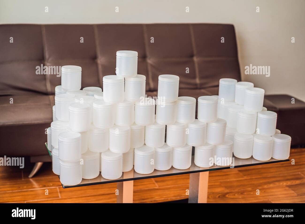 Una grande quantità di vasetti di plastica per alimenti. Consumo eccessivo di plastica. Ridurre, riutilizzare, riciclare Foto Stock