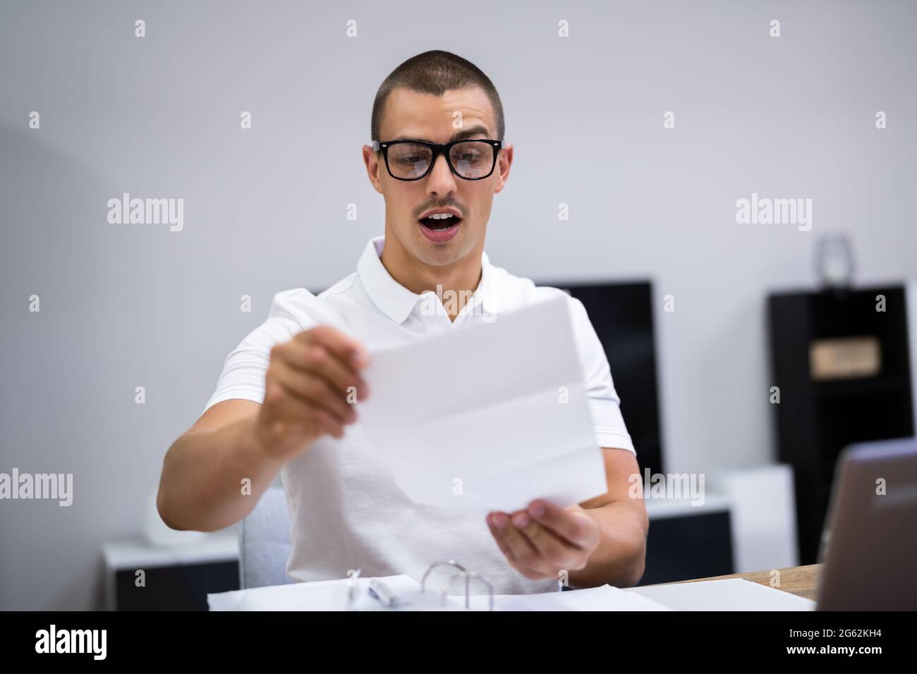 Happy Man lettura lettera esame con risultati esame Foto Stock