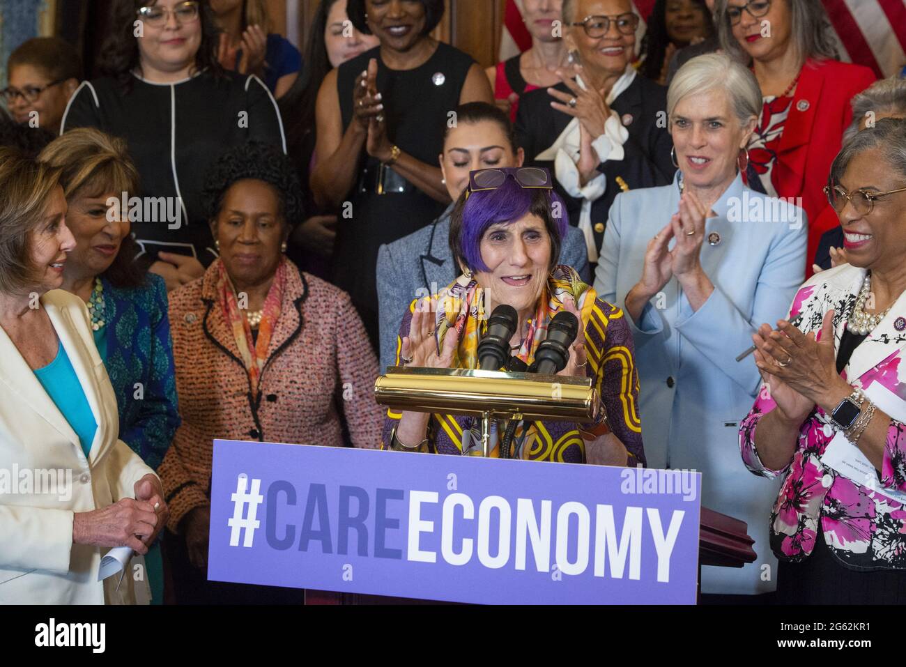 Il rappresentante degli Stati Uniti Rosa DeLauro (democratico del Connecticut) ha commentato durante la conferenza stampa sull'economia della cura, presso il Campidoglio degli Stati Uniti a Washington, DC, USA, giovedì 1 luglio, 2021. Foto di Rod Lamkey/CNP/ABACAPRESS.COM Foto Stock