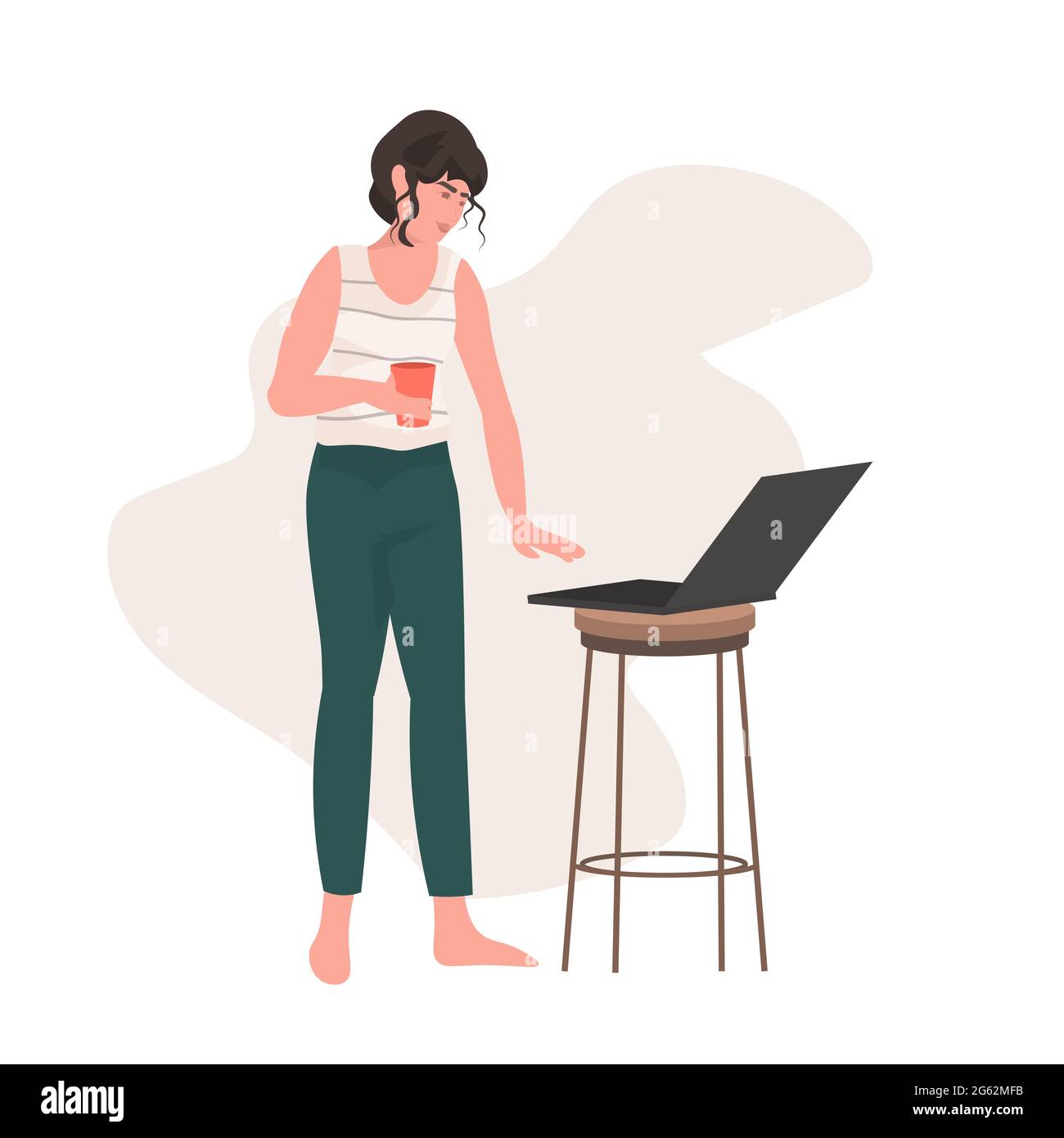 donna freelancer bere caffè lavorando su computer portatile soggiorno casa coronavirus pandemia concetto di quarantena Illustrazione Vettoriale