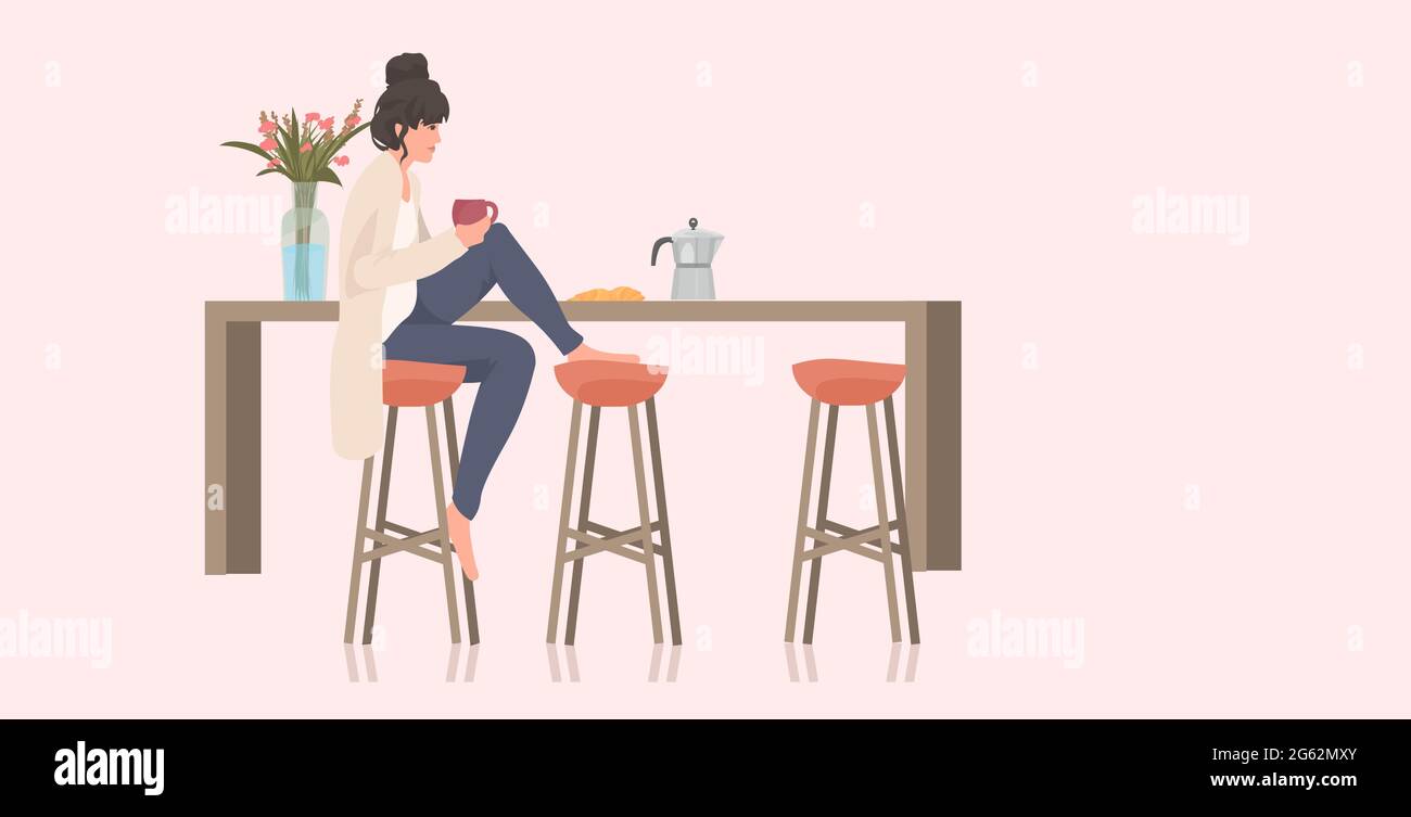 bella donna che beve caffè ragazza seduta su sgabello in cucina a tutta lunghezza orizzontale Illustrazione Vettoriale