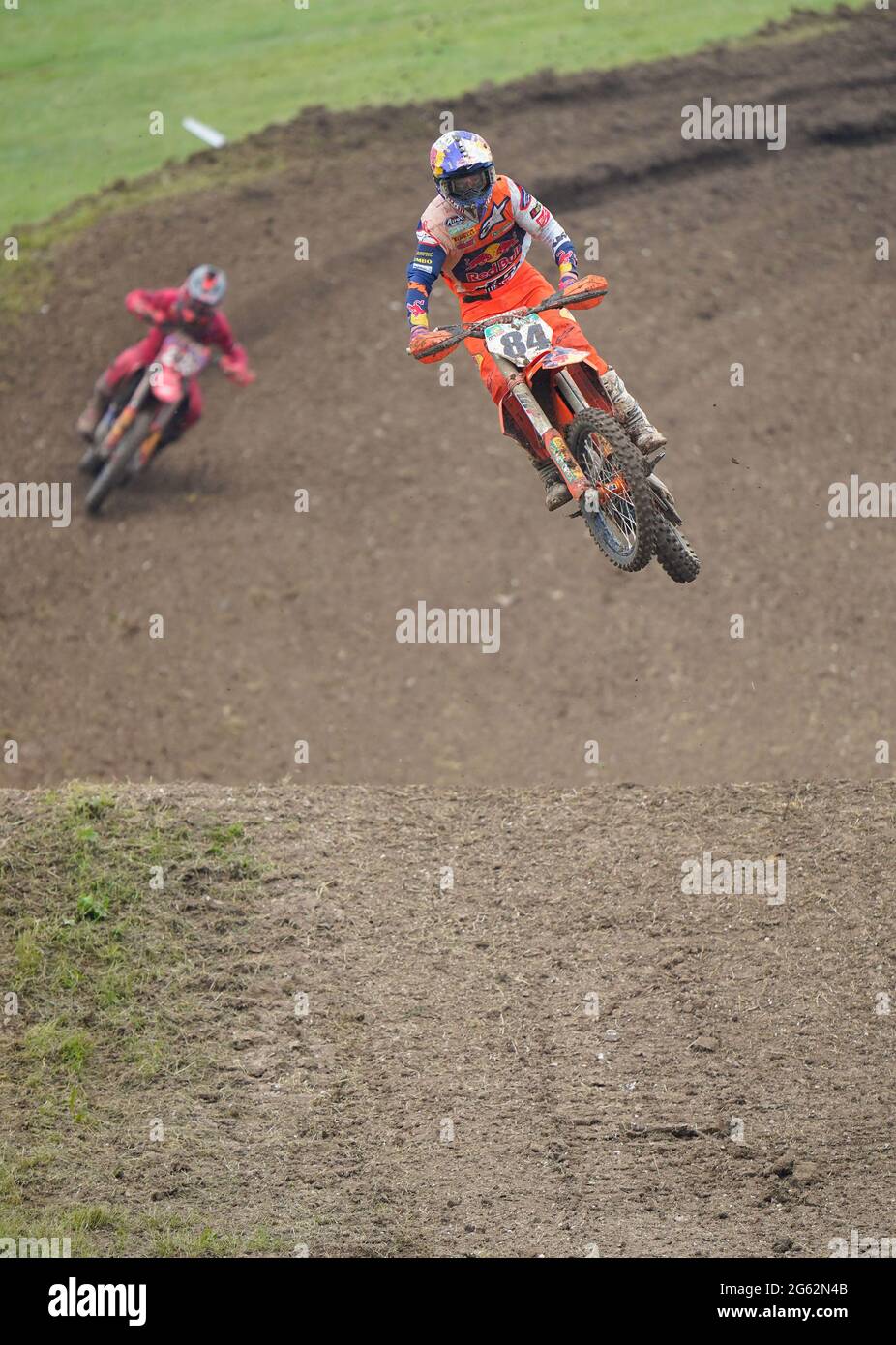 Jeffrey Herlings (NED), KTM - Red Bull KTM Factory Racing fa un salto durante la gara 1 della tappa britannica MXGP dei campioni del mondo di motocross FIM 2021 Foto Stock