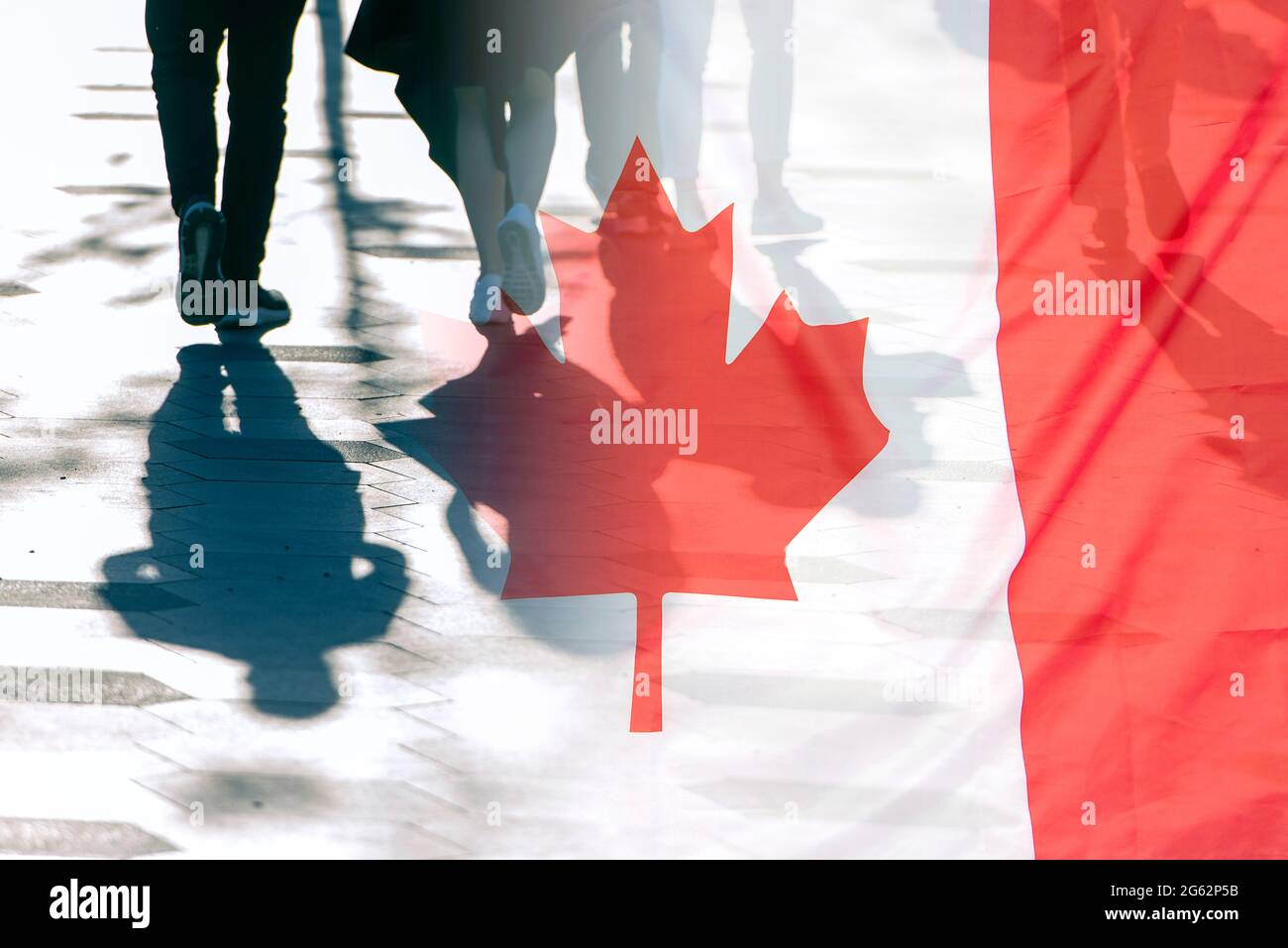 La bandiera nazionale del Canada e le ombre delle persone, il concetto di immagine Foto Stock