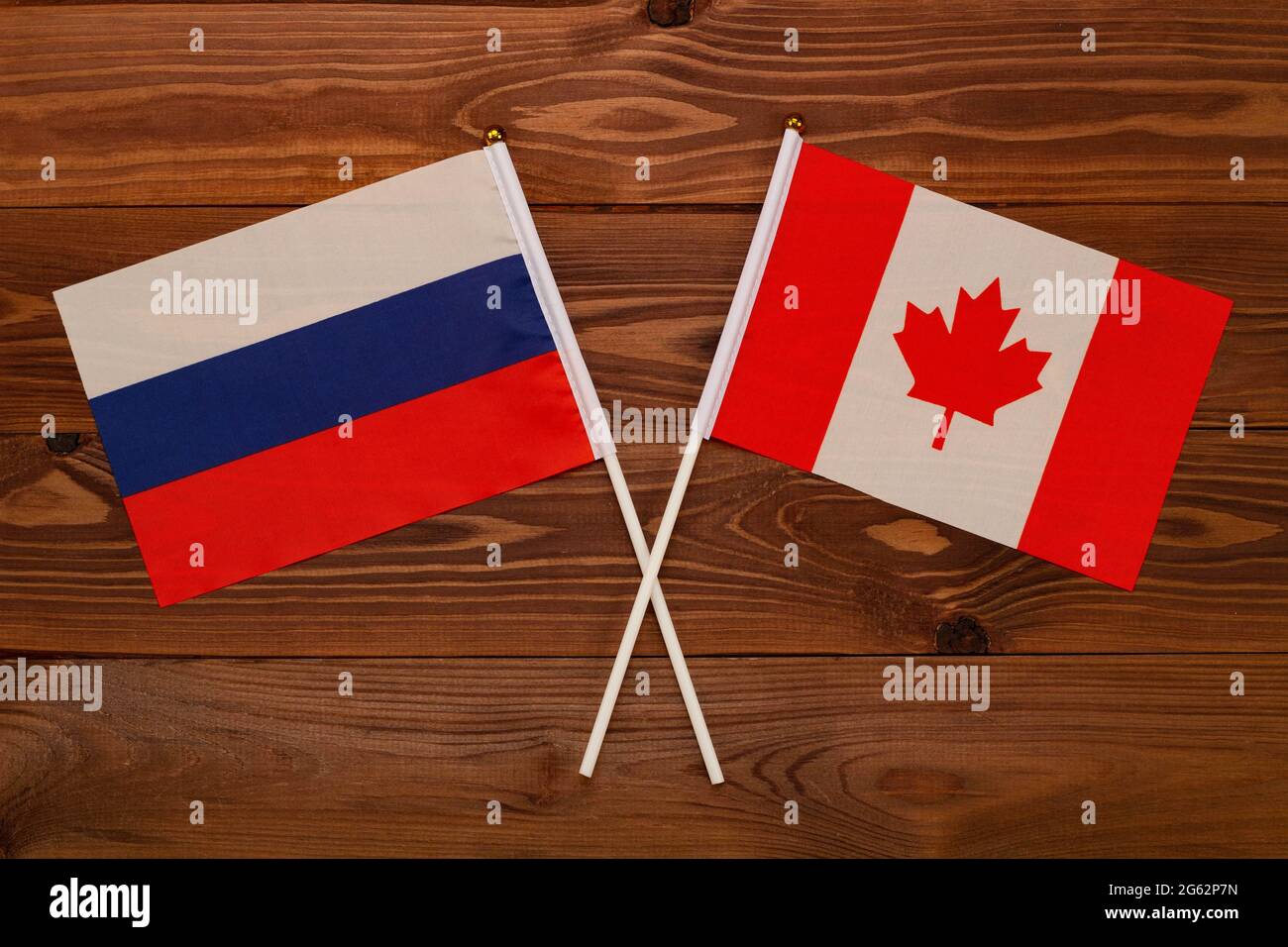 Bandiera della Russia e bandiera del Canada attraversate l'una dall'altra. L'immagine illustra il rapporto tra i paesi. Fotografia per notizie video in TV Foto Stock