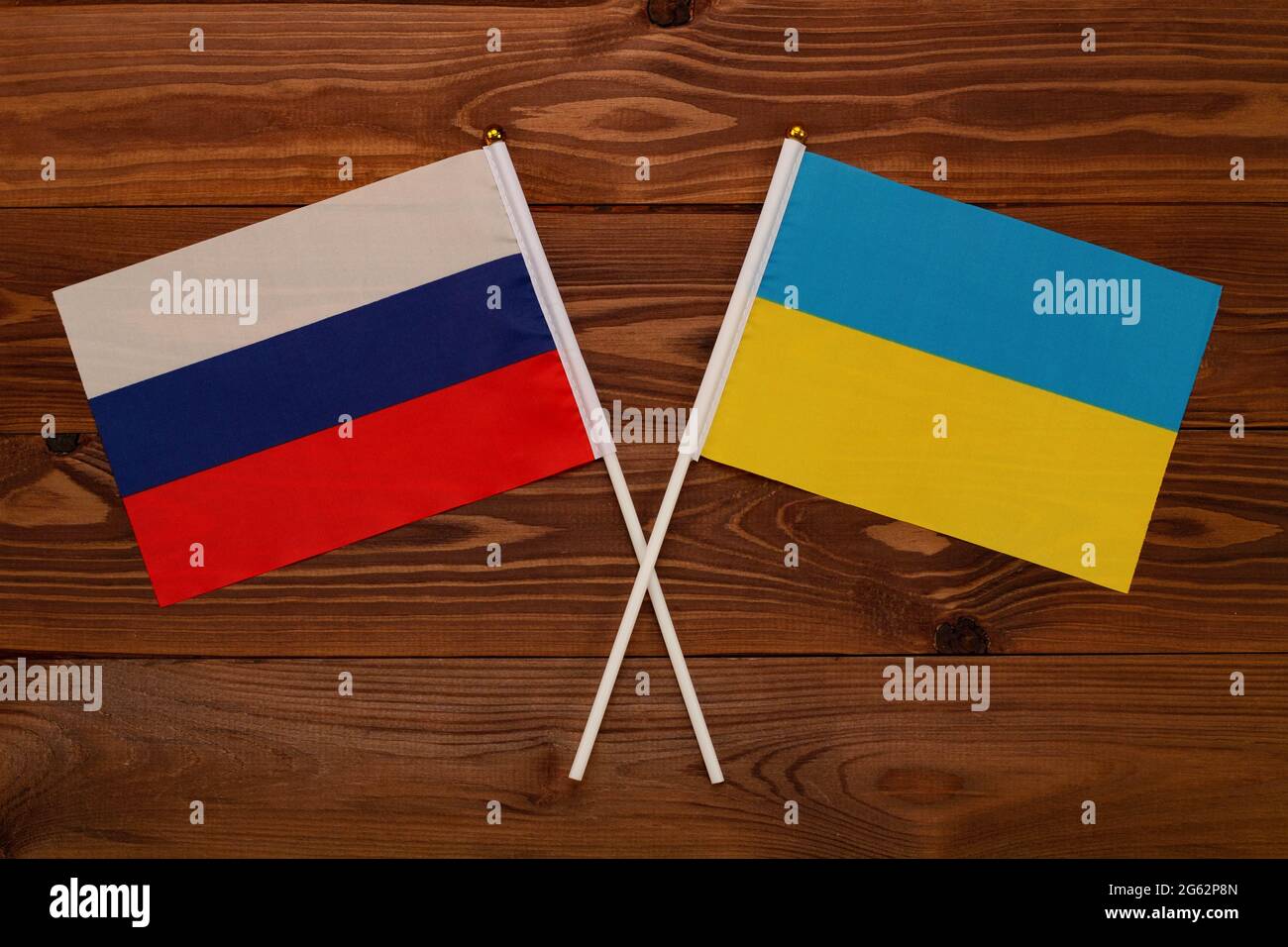 Bandiera della Russia e bandiera dell'Ucraina si incrociarono. L'immagine illustra il rapporto tra i paesi. Fotografia per notizie video in TV Foto Stock