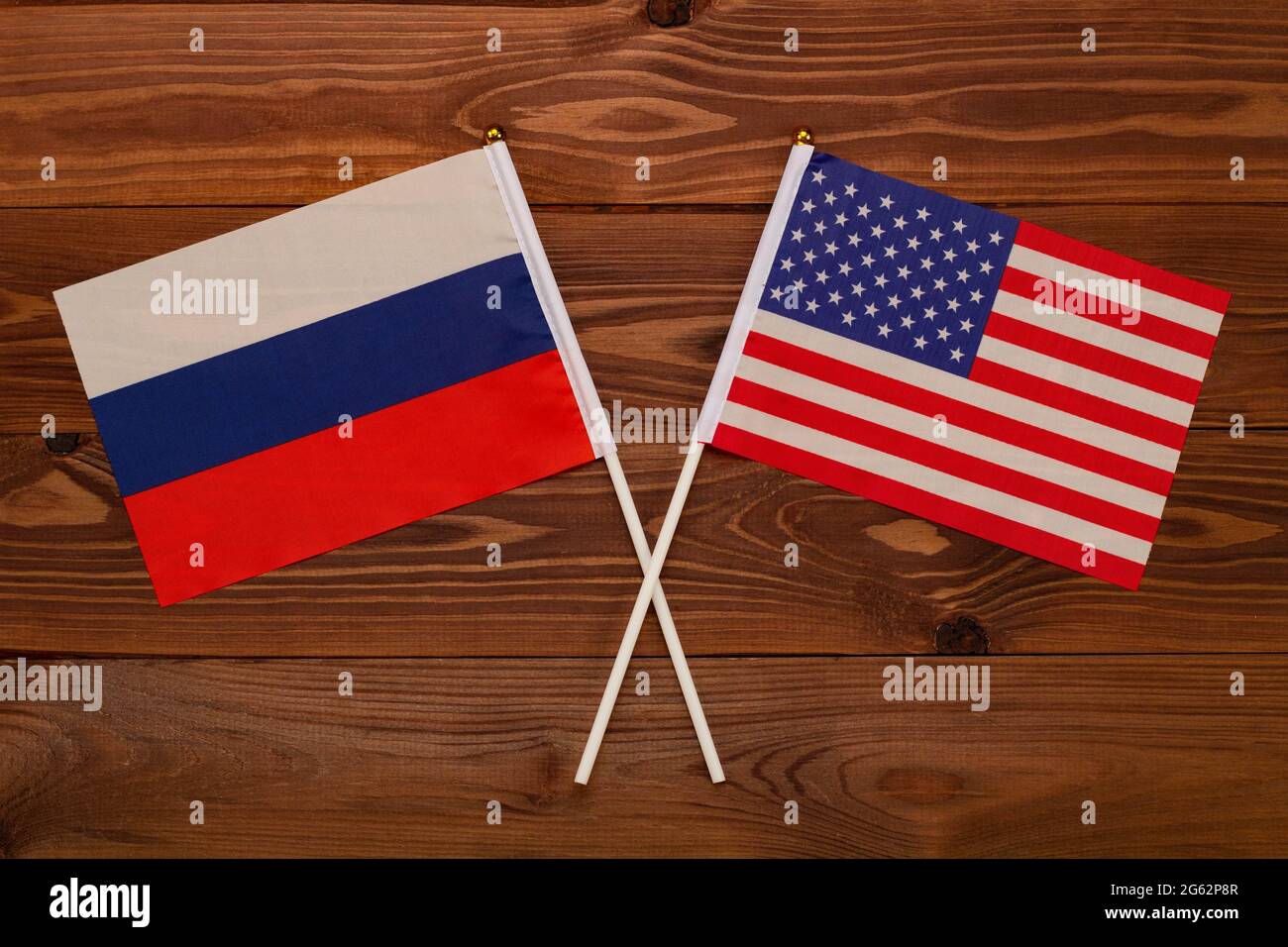 Bandiera della Russia e bandiera degli Stati Uniti d'America si incrociarono. L'immagine illustra il rapporto tra i paesi. Fotografia per notizie video in TV Foto Stock