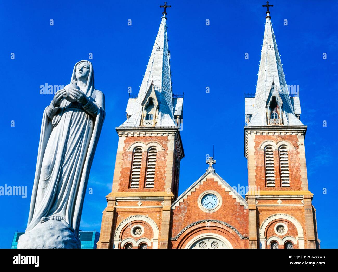 Statua all'esterno della cattedrale cattolica di Notre Dame, Saigon, ho Chi Minh città, Vietnam Foto Stock
