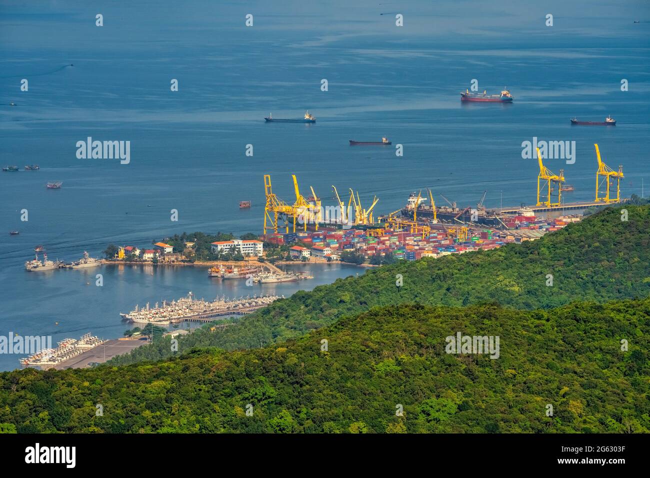 Porto container Tien SA, città di da Nang, Vietnam Foto Stock