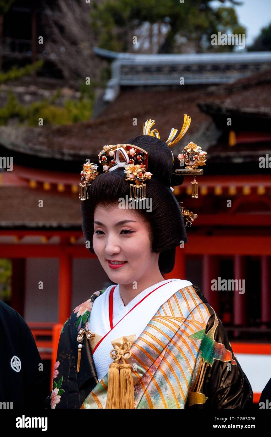 Tradizionali capelli giapponesi e kimono sull'isola giapponese di Miyajima durante un matrimonio Shinto. Foto Stock