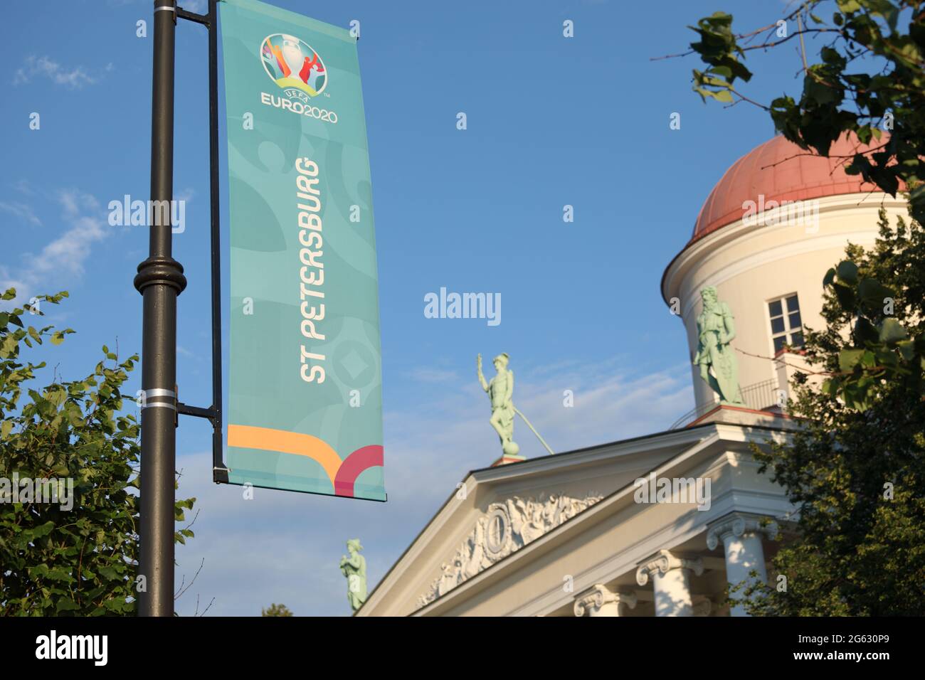 San Pietroburgo, Russia - 1 luglio 2021: Banner con logo UEFA EURO 2020 nel giorno precedente la partita finale di questo torneo in città Foto Stock