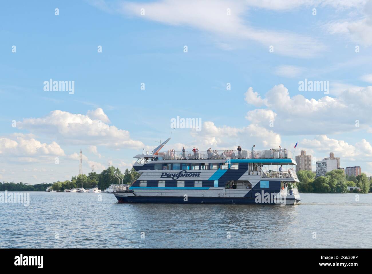 Giro in barca sul fiume nel canale di Mosca, Mosca, Russia Foto Stock