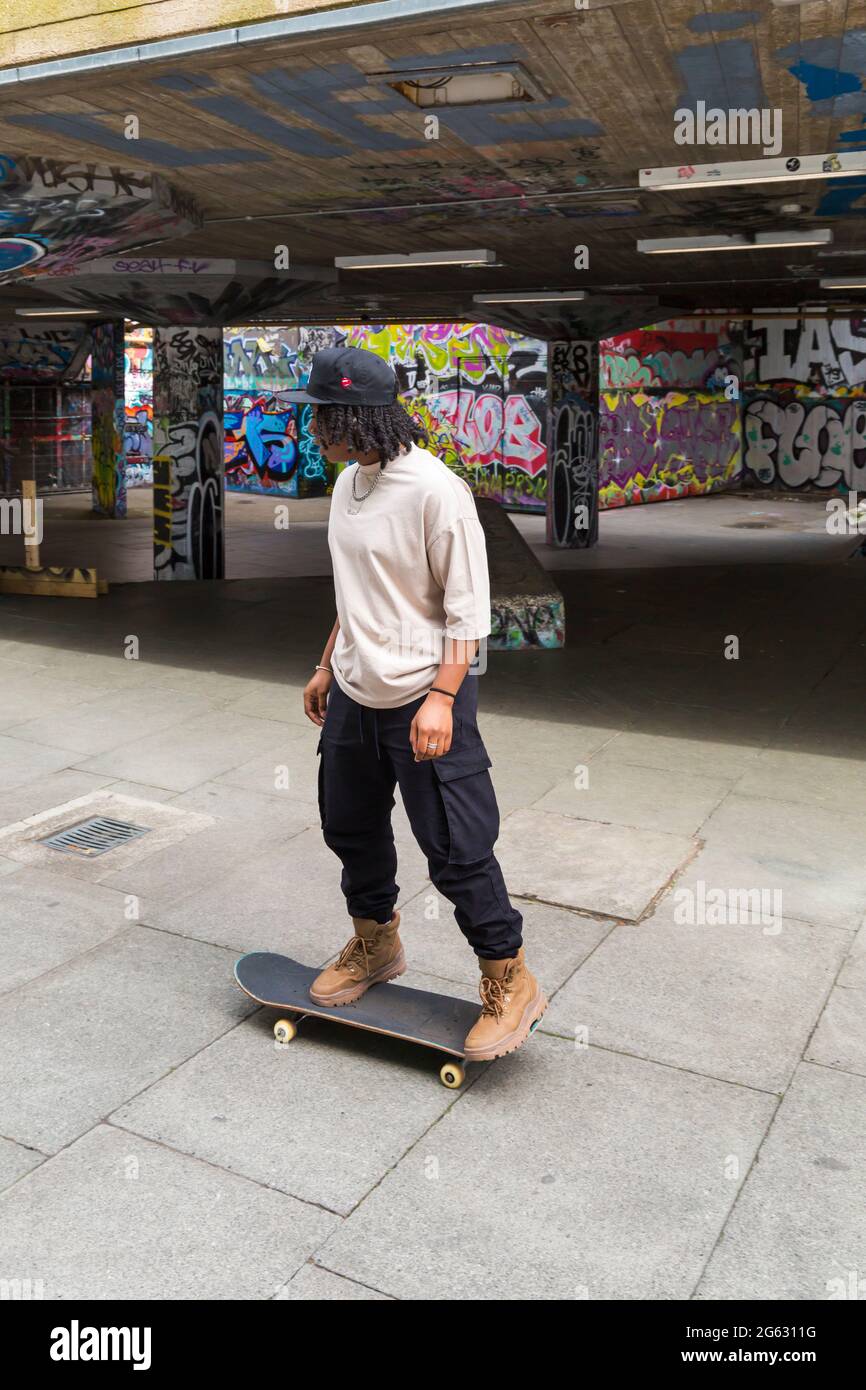 Skateboarder skateboard a Southbank Skatepark, South Bank, Londra, Regno Unito nel mese di giugno Foto Stock
