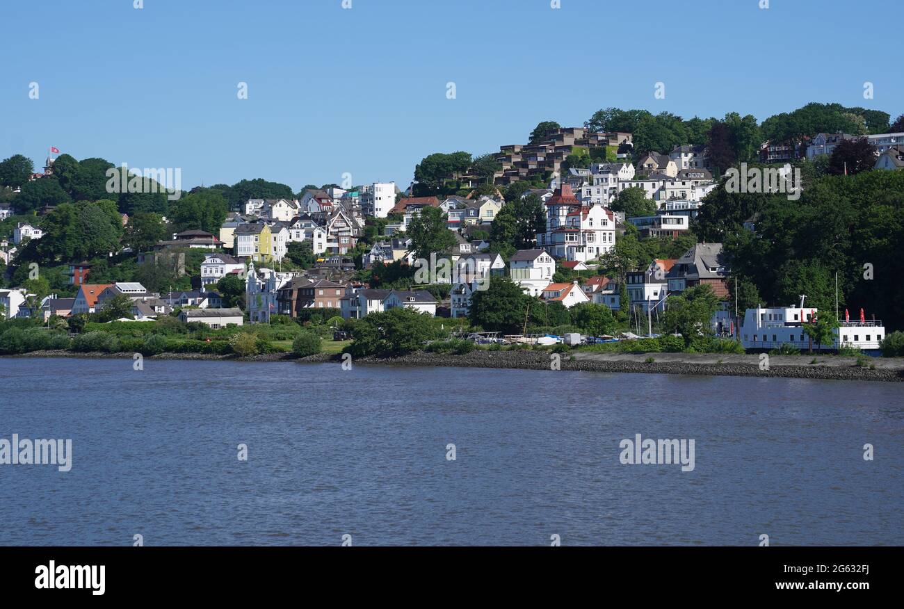 Amburgo, Germania. 14 Giugno 2021. Vista dall'Elba al Blankeneser Treppenviertel. Credit: Marco Brandt/dpa/Alamy Live News Foto Stock