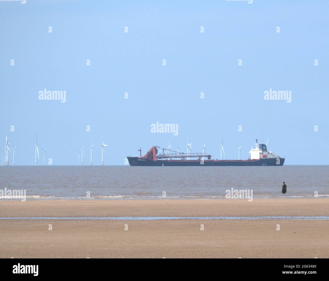 Un altro luogo statua di Anthony Gormley, guardando una nave passare Foto Stock