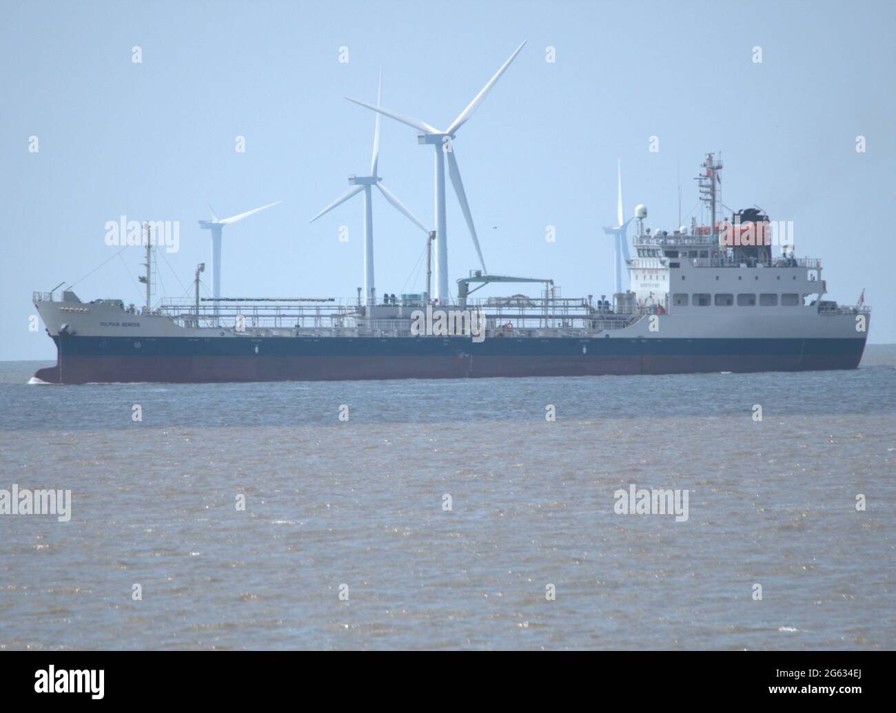 Nave da mare che attraversa la fattoria eolica nel Mare d'Irlanda Foto Stock