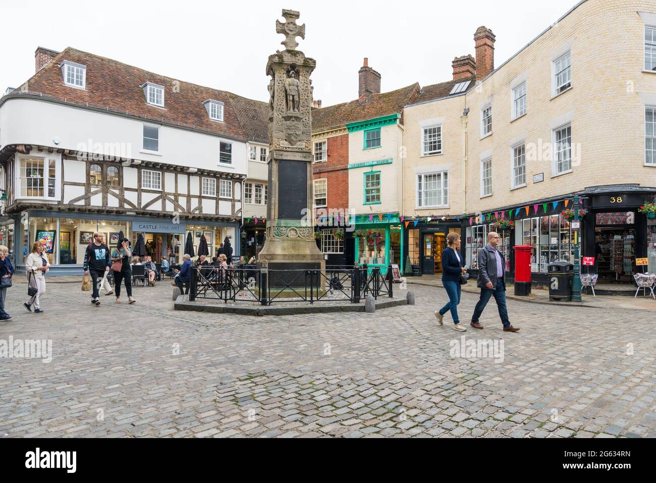 La gente fuori e circa lo shopping e le visite turistiche in Burgate nel centro storico della città di Canterbury. Kent, Inghilterra, Regno Unito Foto Stock