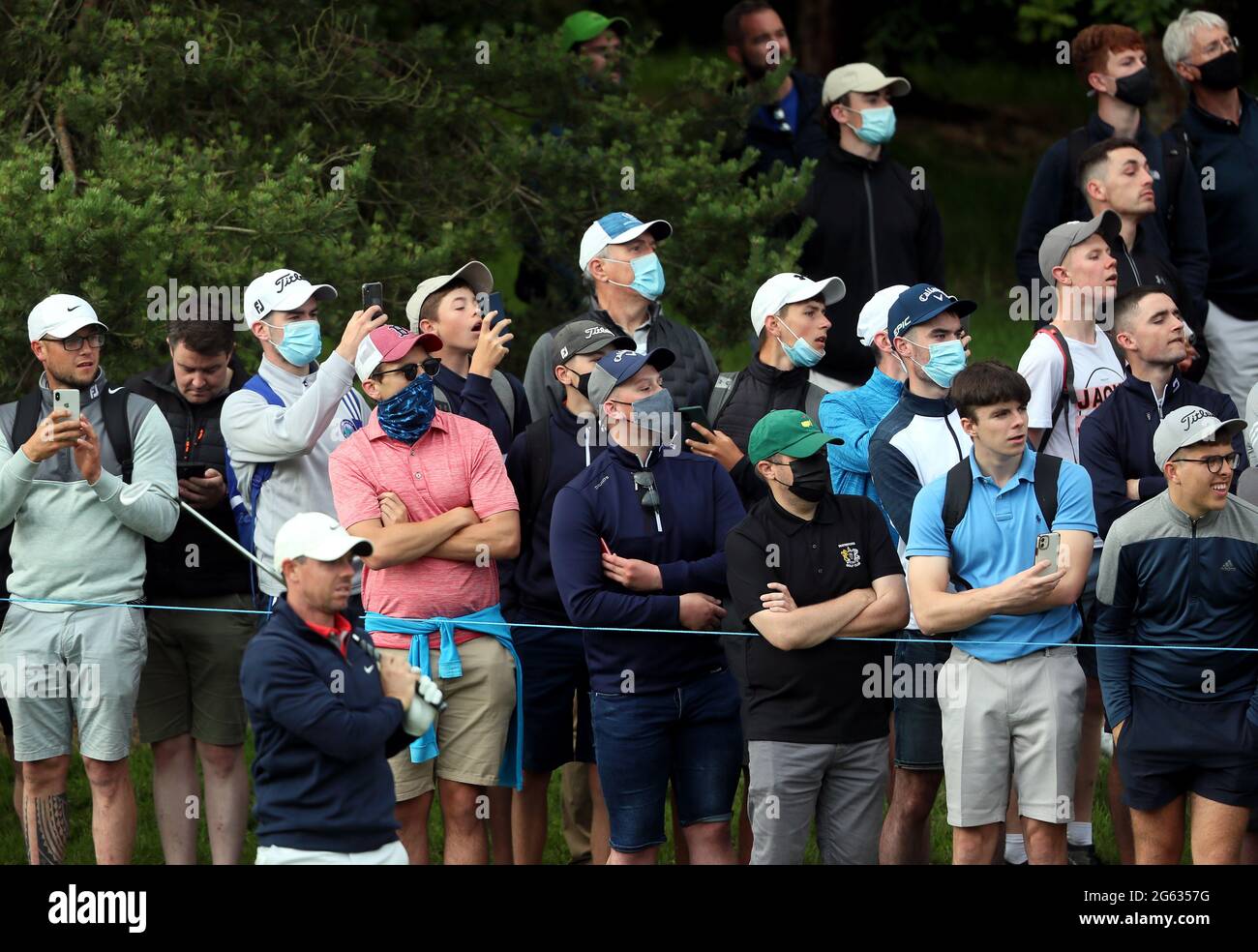 Rory McIlroy gioca il suo secondo colpo giù il dodicesimo guardato dagli spettatori durante il secondo giorno del Dubai Duty Free Irish Open al campo da golf Mount Juliet Estate, Thomastown, Co Kilkenny. Data immagine: Venerdì 2 luglio 2021. Foto Stock