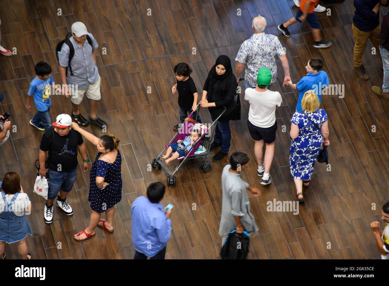 Vista dall'alto di una folla di persone all'interno del Dubai Mall. Foto Stock