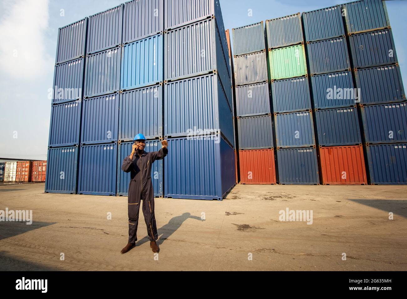Container Cargo Port Ship Yard Storage movimentazione del settore dei trasporti logistici. Fila di contenitori impilati di importazione/esportazione merci Foto Stock
