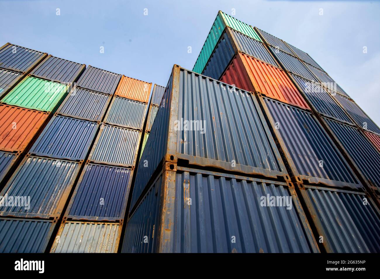 Container Cargo Port Ship Yard Storage movimentazione del settore dei trasporti logistici. Fila di contenitori impilati di importazione/esportazione merci Foto Stock