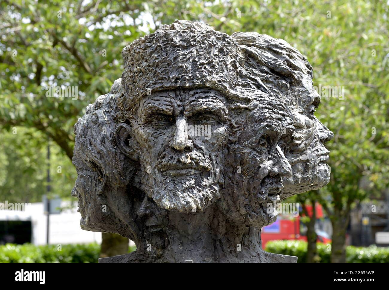 Londra, Inghilterra, Regno Unito. 'Dodici risposte alla tragedia', o il Memoriale di Yalta (Angela Connor: 1996), Yalta Memorial Garden, Cromwell Road, South Kensingto Foto Stock