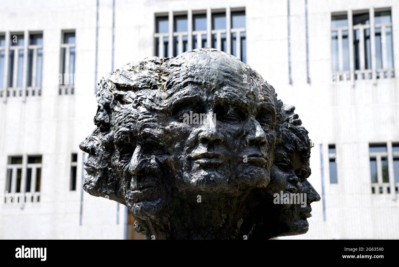 Londra, Inghilterra, Regno Unito. 'Dodici risposte alla tragedia', o il Memoriale di Yalta (Angela Connor: 1996), Yalta Memorial Garden, Cromwell Road, South Kensingto Foto Stock