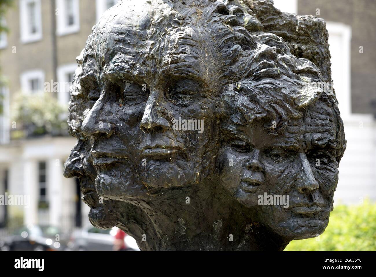 Londra, Inghilterra, Regno Unito. 'Dodici risposte alla tragedia', o il Memoriale di Yalta (Angela Connor: 1996), Yalta Memorial Garden, Cromwell Road, South Kensingto Foto Stock