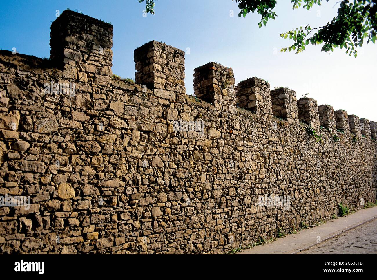 Spagna, Asturie, Gijón. Resti delle primitive mura romane (III-IV secolo) all'accesso orientale alla collina di Santa Catalina. Cimadevilla, città vecchia della città. Spagna. Foto Stock