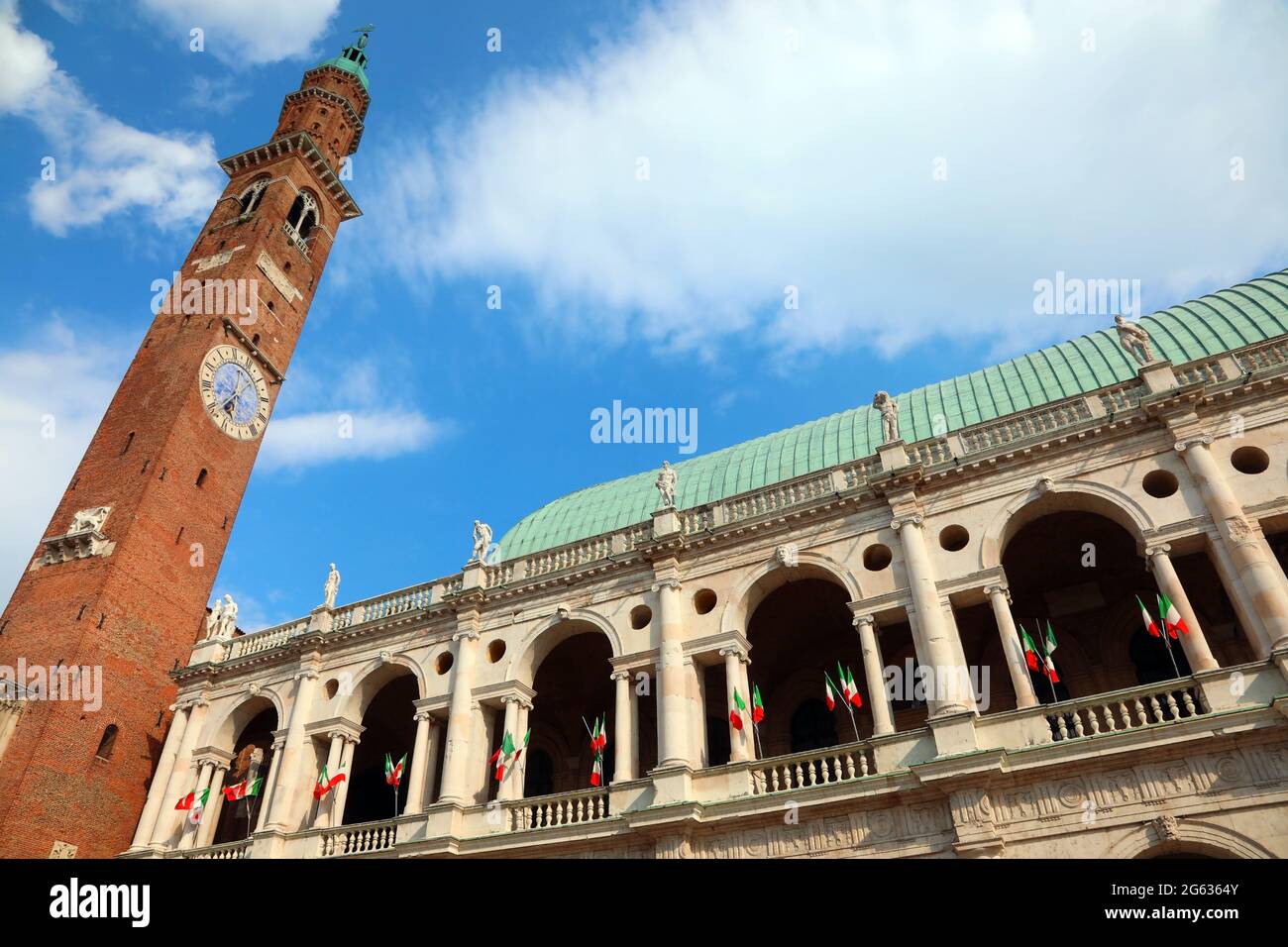 Famoso monumento chiamato Basilica Palladiana progettato dall'architetto Andrea Palladio nella città di Vicenza con le bandiere tricolore della nazione Italia An Foto Stock