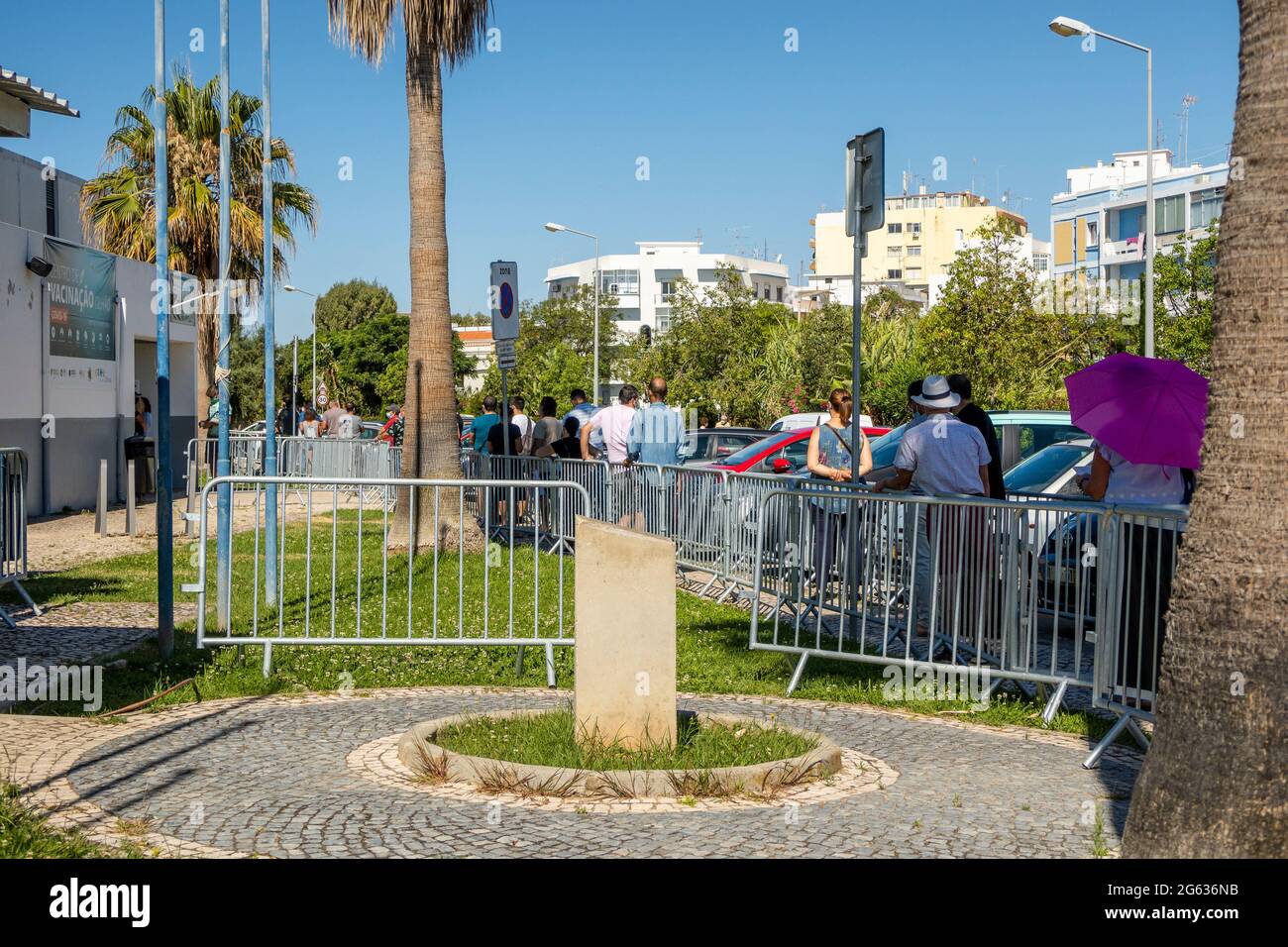 Olhao, Portogallo - 30 giugno 2021: Molte persone in fila in attesa del vaccino Covid-19 di fronte al Centro vaccinazioni Foto Stock