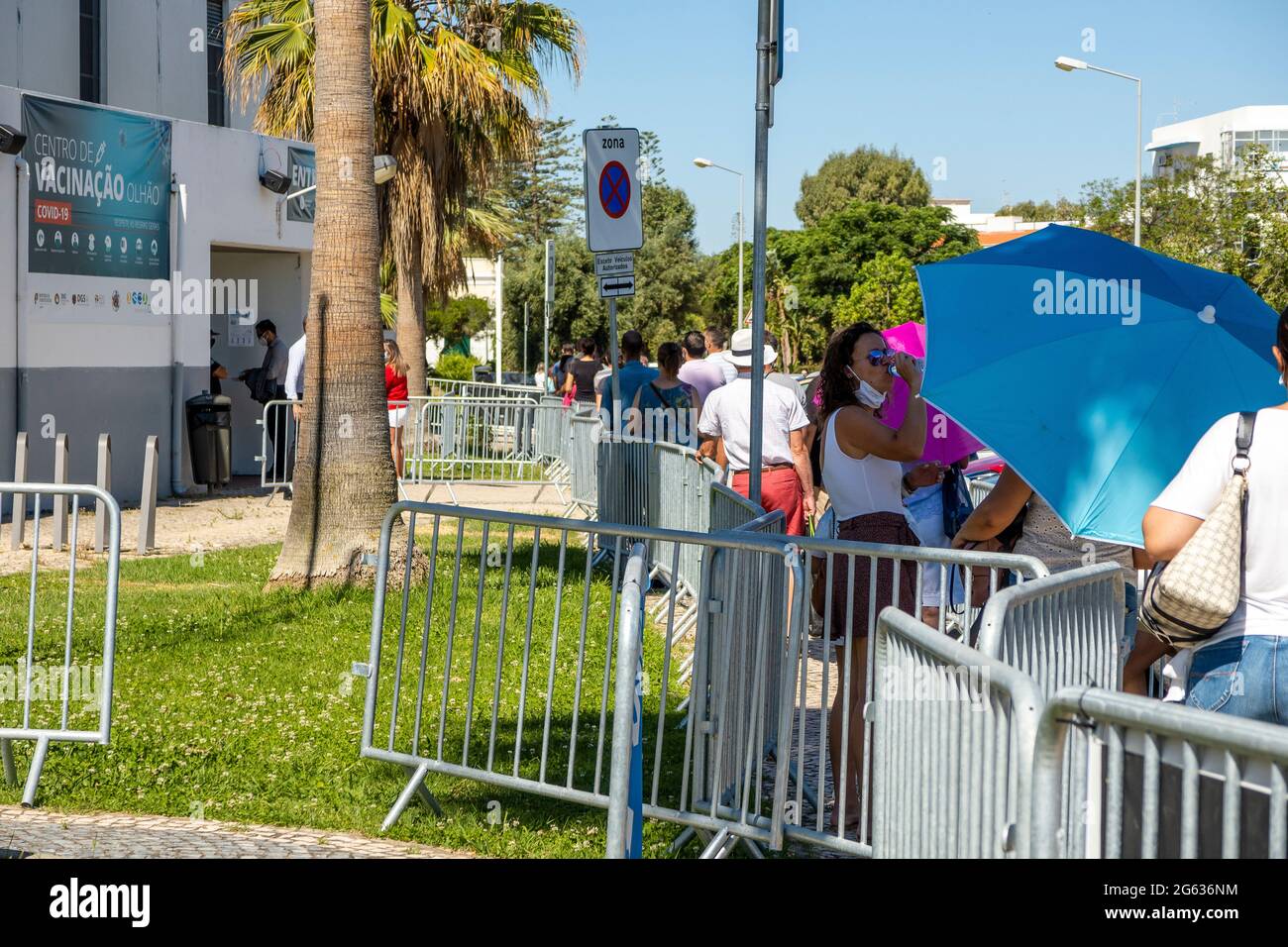 Olhao, Portogallo - 30 giugno 2021: Molte persone in fila in attesa del vaccino Covid-19 di fronte al Centro vaccinazioni Foto Stock