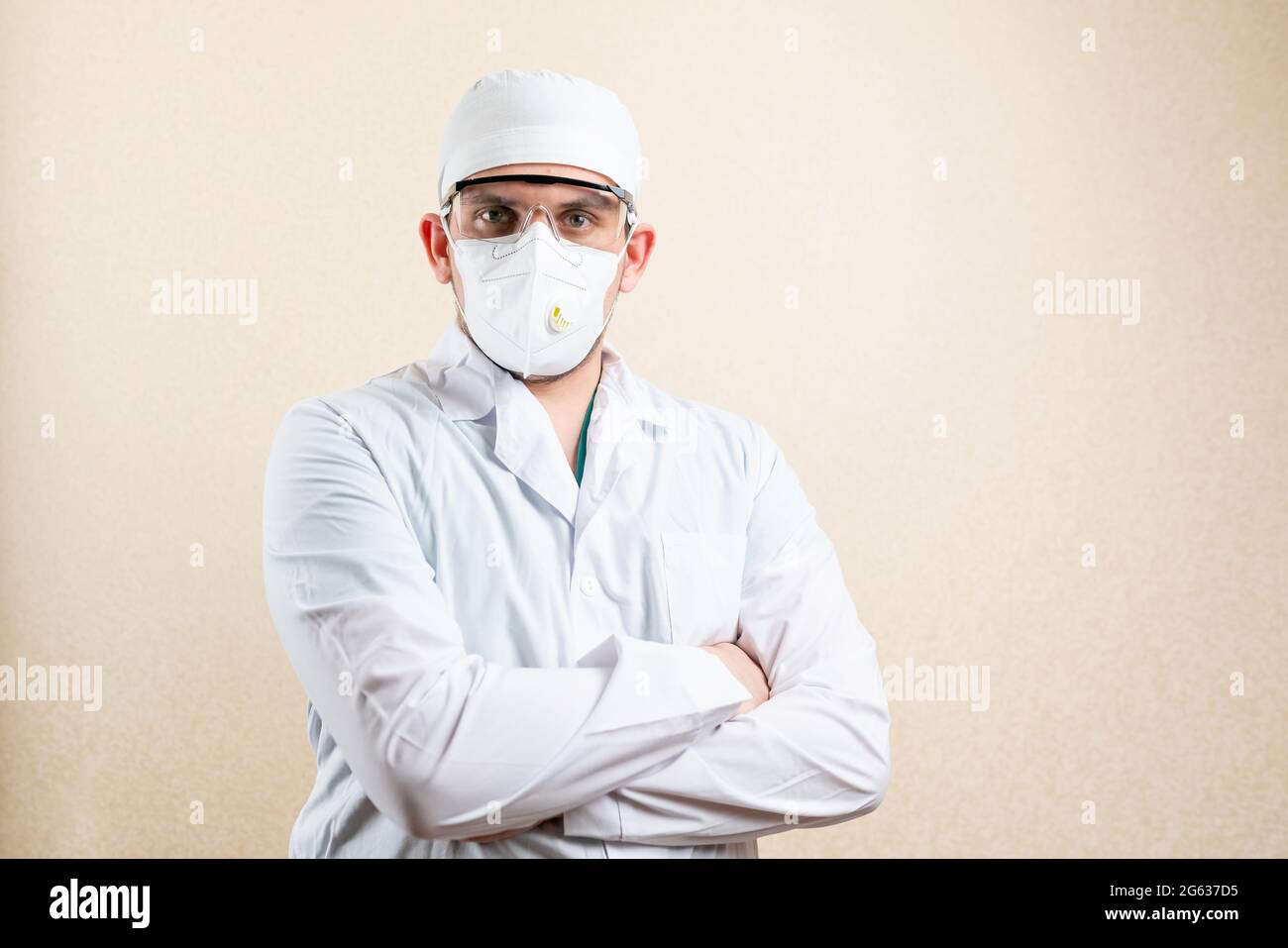 Medico in occhiali e maschera, su sfondo chiaro. Foto Stock