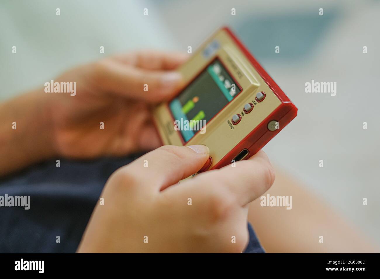 Bambino mentre si gioca con console videogiochi portatile, tecnologia bambini dipendenza Foto Stock