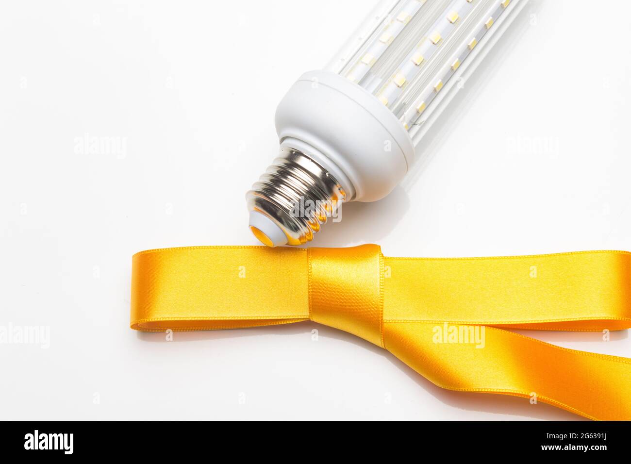 Risparmio energetico con le lampade a LED per proteggere il pianeta dai cambiamenti climatici. Energie alternative per conservare il nostro pianeta. Effetto serra. Foto Stock