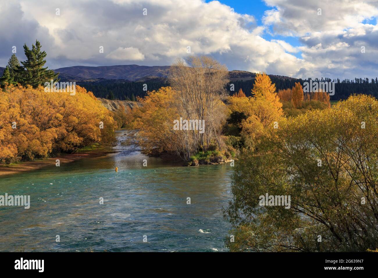 Il fiume Clutha, Nuova Zelanda, in autunno Foto Stock