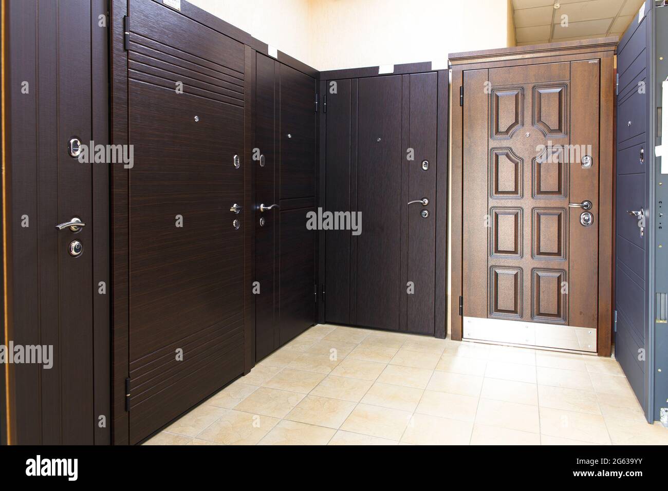 Porte d'ingresso in vendita in un negozio specializzato. Gli acquirenti preferiscono porte metalliche. Foto Stock